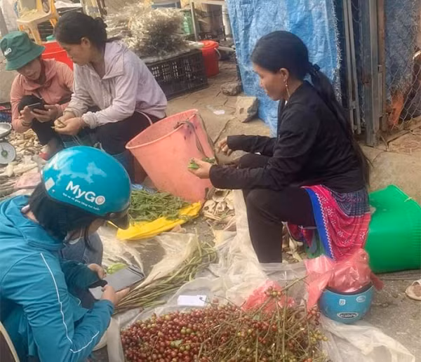 Bà con mang nho ra trao đổi với nhau.