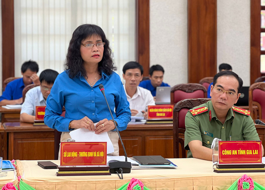 Bà Rcom Sa Duyên-Giám đốc Sở Lao động-Thương binh và Xã hội giải đáp thắc mắc của thanh niên. Ảnh Phan Lài Bà Rcom Sa Duyên-Giám đốc Sở Lao động-Thương binh và Xã hội giải đáp thắc mắc của thanh niên. Ảnh Phan Lài