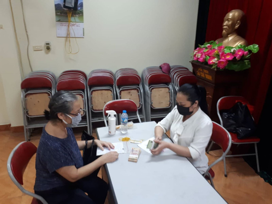 Chi trả lương hưu tại một điểm giao dịch ở Hà Nội.