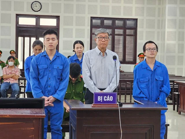 Các bị cáo trước tòa. Ảnh: NGUYỄN TÚ