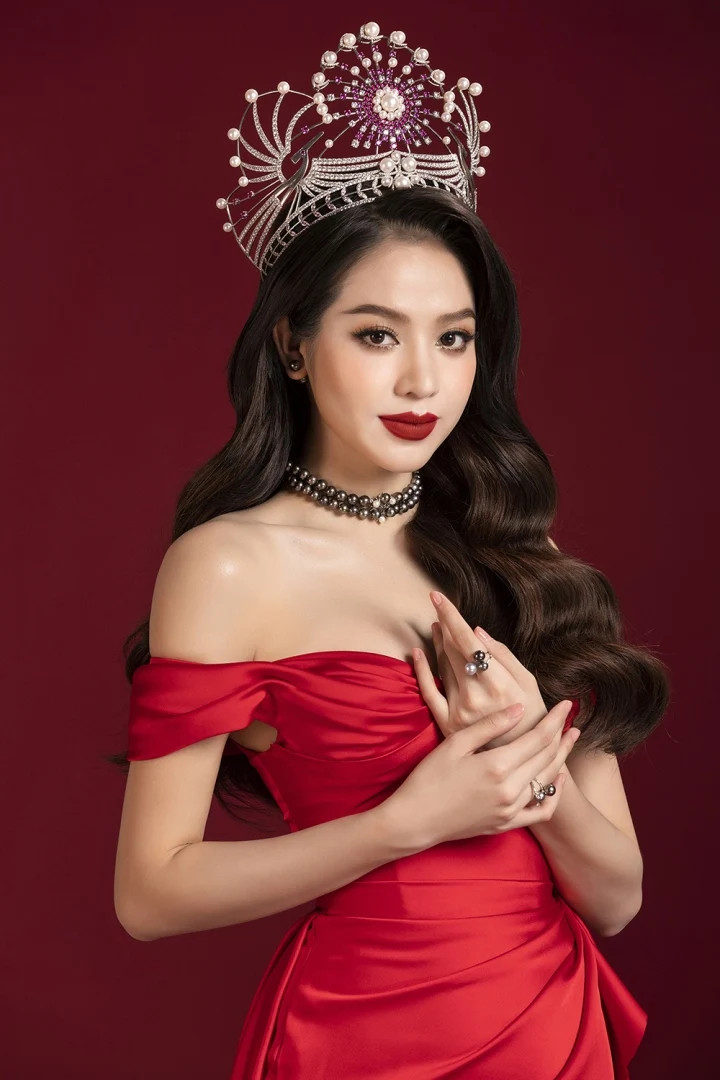 Có thể dễ dàng nhận thấy được sự thay đổi đáng kể trong phong cách thời trang gần đây của Hoa hậu Thanh Thủy. Người đẹp xuất hiện thường xuyên trên các sàn diễn thời trang nhờ lợi thế đôi chân thon dài.