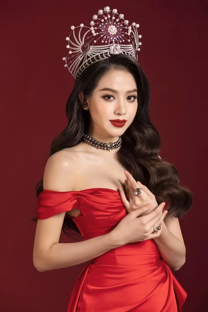 Có thể dễ dàng nhận thấy được sự thay đổi đáng kể trong phong cách thời trang gần đây của Hoa hậu Thanh Thủy. Người đẹp xuất hiện thường xuyên trên các sàn diễn thời trang nhờ lợi thế đôi chân thon dài.