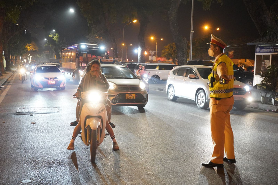 Trong 3 ngày nghỉ vừa qua, có hơn 7.500 tài xế vi phạm nồng độ cồn. Trong 3 ngày nghỉ vừa qua, có hơn 7.500 tài xế vi phạm nồng độ cồn.