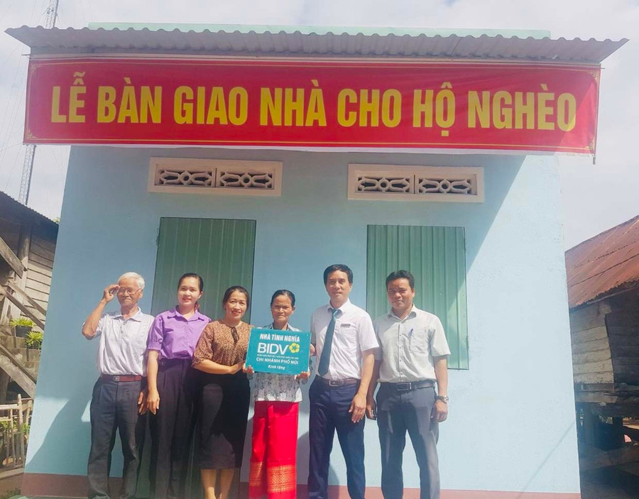 Chị Nay H'Blot (thứ 3 từ phải sang, buôn Rưng Ma Nhiu) hạnh phúc trong ngày nhận bàn giao nhà tình nghĩa. Ảnh: V.C Chị Nay H'Blot (thứ 3 từ phải sang, buôn Rưng Ma Nhiu) hạnh phúc trong ngày nhận bàn giao nhà tình nghĩa. Ảnh: V.C