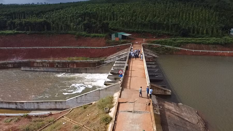 Hồ thủy lợi Đắk N'ting đang xả nước, giảm tải, tránh nguy cơ vỡ đập. Ảnh: Phan Tuấn