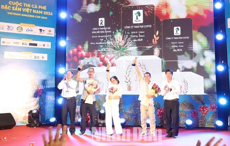 Phó Chủ tịch Ủy ban nhân dân tỉnh Đắk Lắk Nguyễn Thiên Văn và Chủ tịch Hiệp hội Cà-phê Buôn Ma Thuột Trịnh Đức Minh trao giải Nhất, Nhì, Ba cho các doanh nghiệp đoạt giải về cà-phê Arabica.