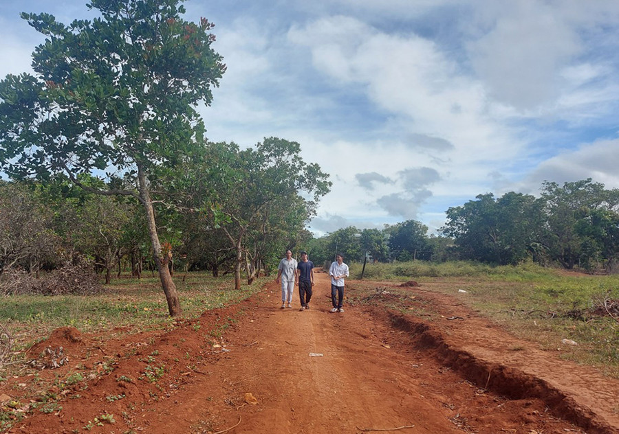 6 hộ dân làng Tung Chrúc hiến hàng trăm mét vuông đất để thi công đường giao thông. Ảnh: T.D 6 hộ dân làng Tung Chrúc hiến hàng trăm mét vuông đất để thi công đường giao thông. Ảnh: T.D