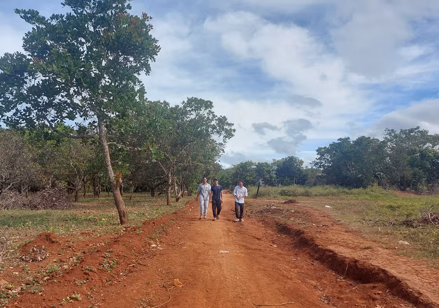 6 hộ dân làng Tung Chrúc hiến hàng trăm mét vuông đất để thi công đường giao thông. Ảnh: T.D