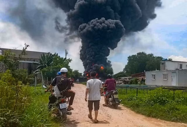 Khói lửa bùng lên dữ dội.