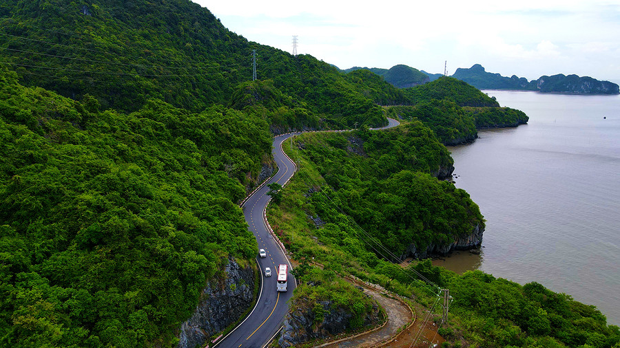 Đường xuyên đảo đẹp uốn lượn men theo bờ biển đưa du khách ra với quần đảo Cát Bà vừa được UNESCO ghi danh là Di sản thiên nhiên thế giới vịnh Hạ Long - quần đảo Cát Bà liên tỉnh, thành phố đầu tiên. Ảnh: GIANG LINH