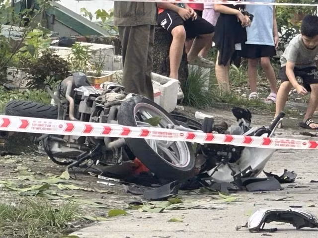 Chiếc xe máy của hai người đàn ông bị hư hỏng sau tiếng nổ. Ảnh N.H