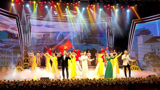 Đêm nhạc với những giai điệu tự hào. (Ảnh: Minh Anh/Vietnam+) Đêm nhạc với những giai điệu tự hào. (Ảnh: Minh Anh/Vietnam+)