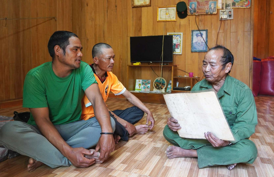 Ông Đinh Thái (bên phải) vinh dự được Nhà nước trao tặng Huy chương Kháng chiến hạng Nhì. Ảnh: T.L