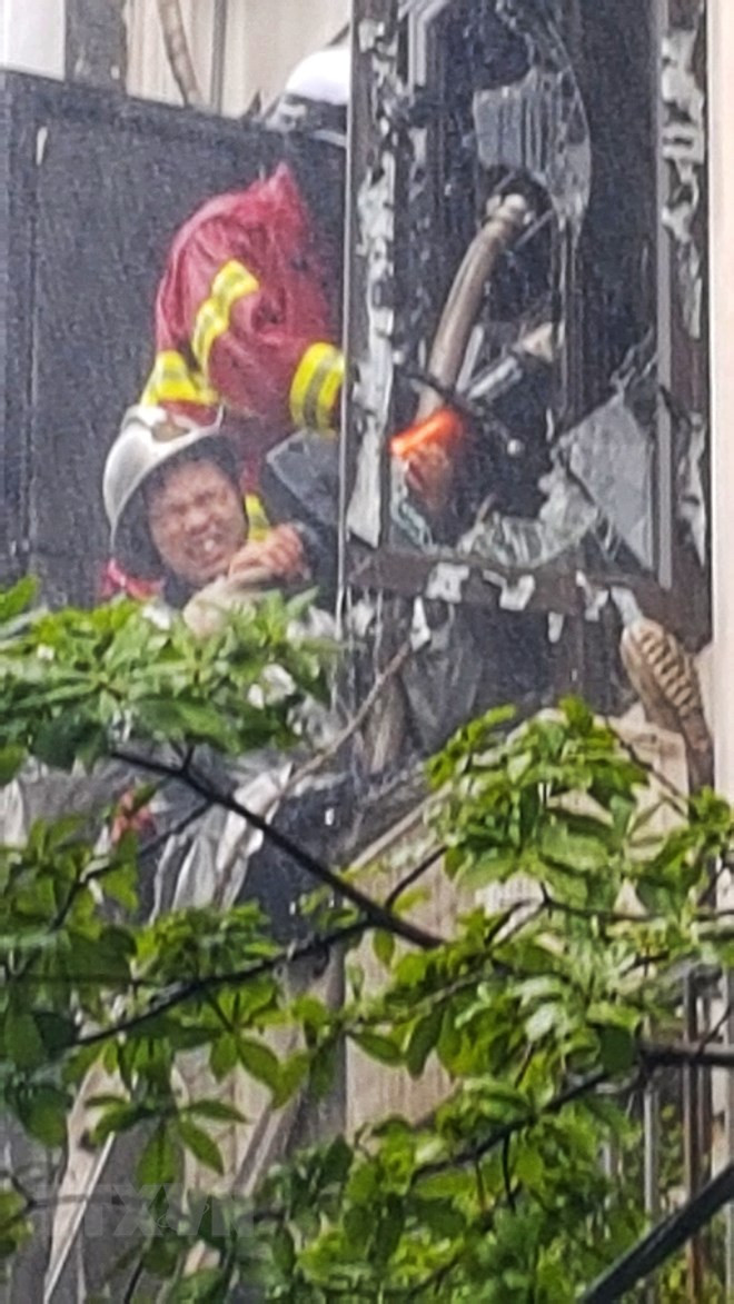 Lực lượng phòng cháy chữa cháy đang tập trung cứu hộ cứu nạn. Công an thành phố đang điều tra làm rõ nguyên nhân vụ hỏa hoạn. (Ảnh: Tuấn Anh/TTXVN)