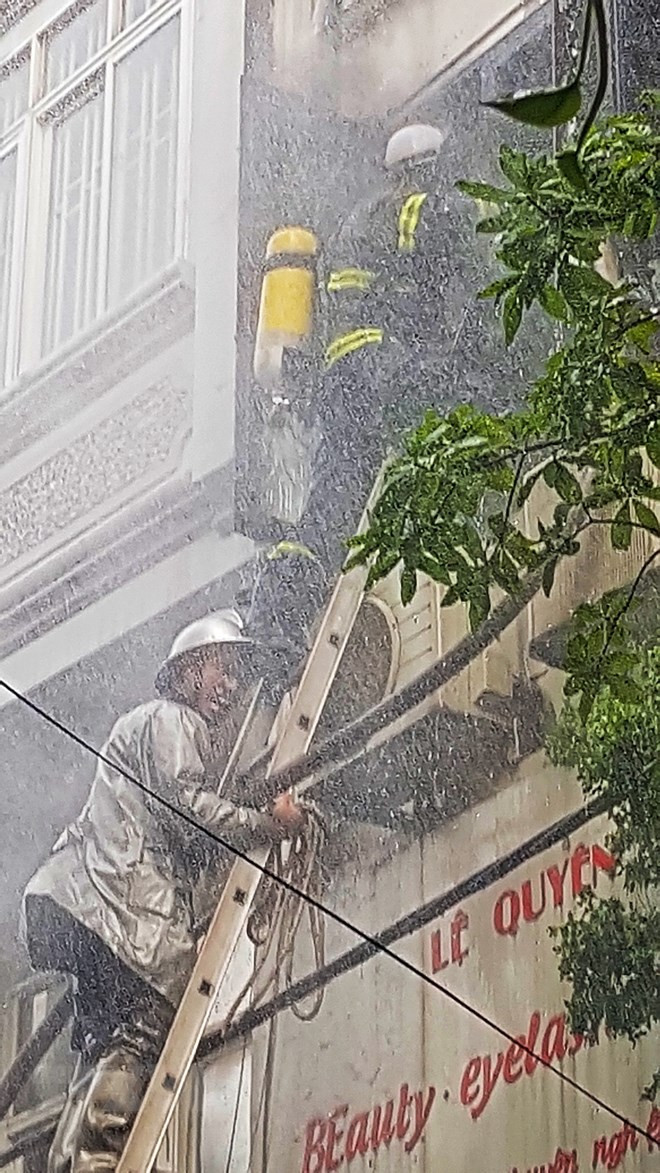 Lực lượng chức năng khẩn trương tiếp cận hiện trường. (Ảnh: Tuấn Anh/TTXVN)