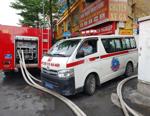 Xe cấp cứu đưa người bị nạn ra khỏi hiện trường. (Ảnh: TTXVN phát)