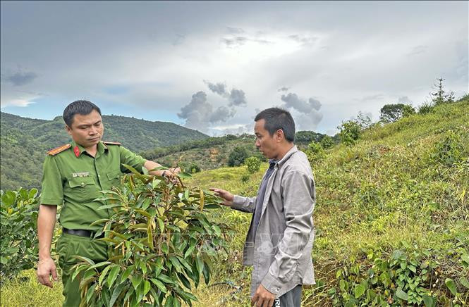 Thiếu tá Hoàng Trung Kiên thường xuyên đến thăm gặp, động viên những người chấp hành xong án tù trở về địa phương để động viên, hỗ trợ tìm việc làm để ổn định cuộc sống.