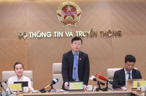Thứ trưởng Bộ TT-TT Nguyễn Thanh Lâm chủ trì họp báo.