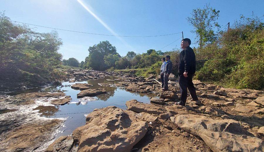 Lòng suối chỉ còn trơ đá. Ảnh: N.D Lòng suối chỉ còn trơ đá. Ảnh: N.D
