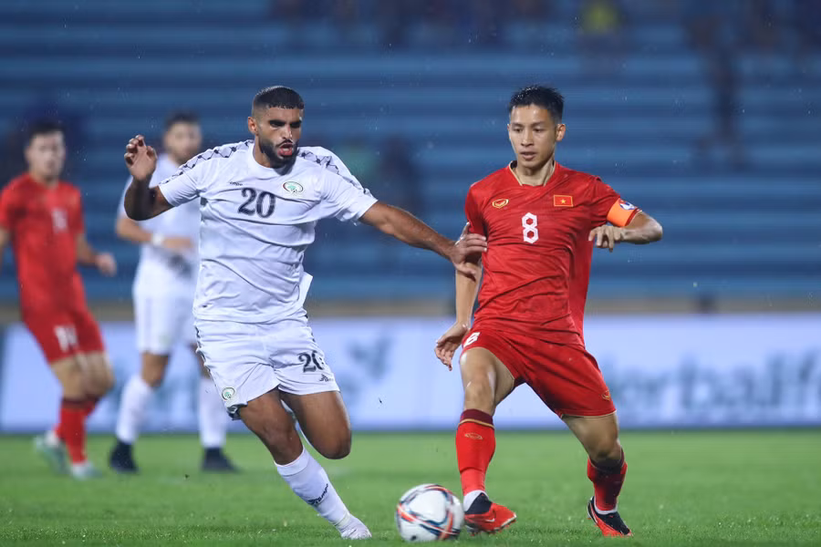 Đội tuyển Việt Nam (áo đỏ) sẽ gặp nhiều đối thủ mạnh hơn trong tháng 10. Ảnh: MINH TÚ