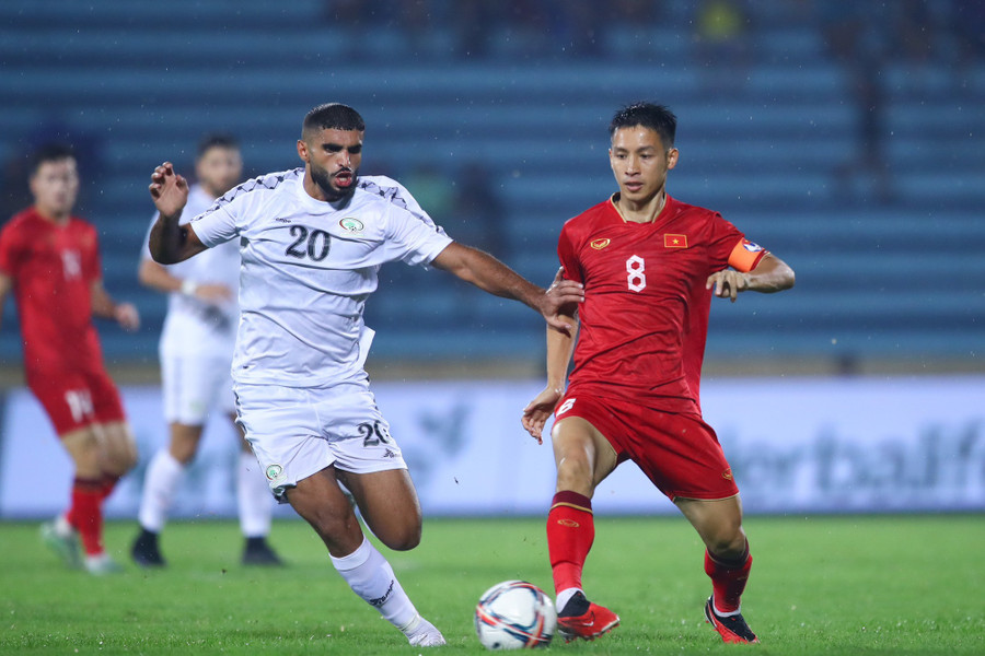 Đội tuyển Việt Nam tăng bậc FIFA, vẫn bỏ xa Thái Lan - Ảnh 2. Đội tuyển Việt Nam (áo đỏ) sẽ gặp nhiều đối thủ mạnh hơn trong tháng 10. Ảnh: MINH TÚ