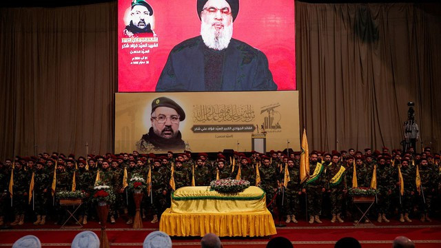 Lễ tang của chỉ huy cấp cao Hezbollah Fu&apos;ad Shukr diễn ra ở Lebanon. Ảnh: Reuters