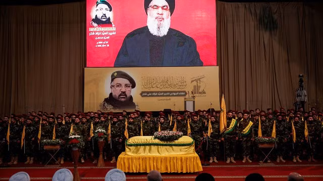 Lễ tang của chỉ huy cấp cao Hezbollah Fu'ad Shukr diễn ra ở Lebanon. Ảnh: Reuters