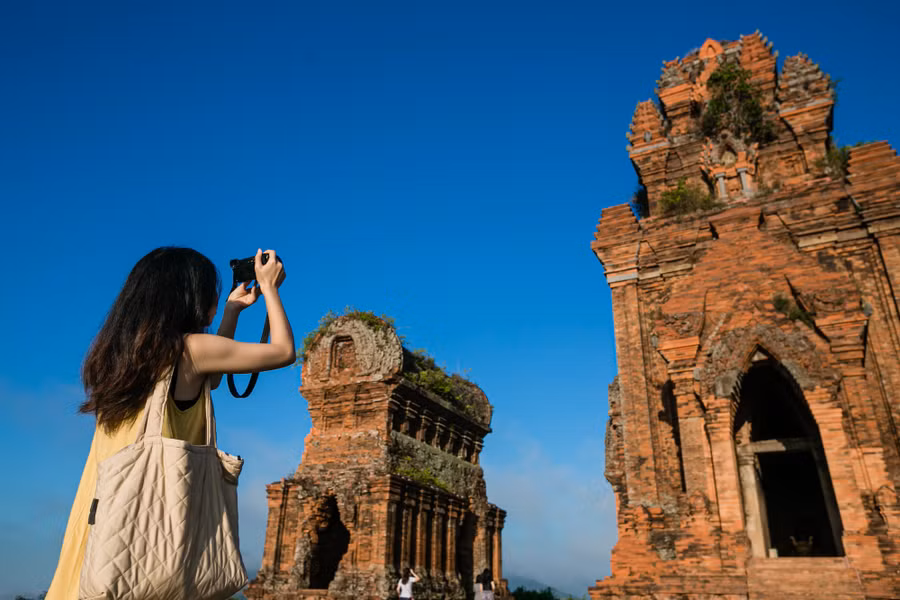 Mỗi tháp là một kiến trúc riêng biệt mang sắc thái khác nhau, trên đỉnh mỗi tháp đều có tượng thần Siva làm bằng đá. Ảnh: Nhật Thịnh