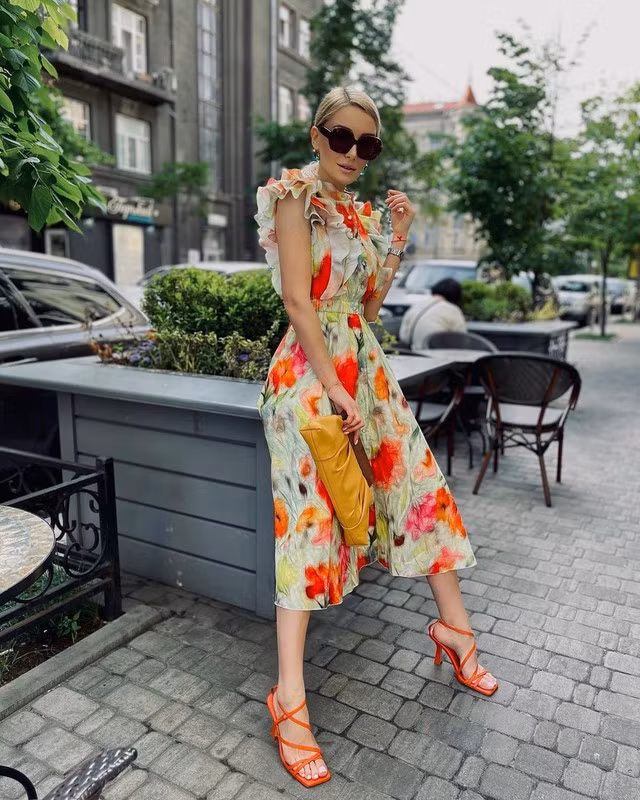 Hãy hoàn thiện tủ quần áo mùa hè của bạn với một chiếc váy hoa diềm bèo xếp nếp cầu kì và mix với sandal cao gót sáng màu. Điểm nổi bật của set trang phục này là sự tươi sáng lộng lẫy, rất hợp với không khí sôi động của mùa hè