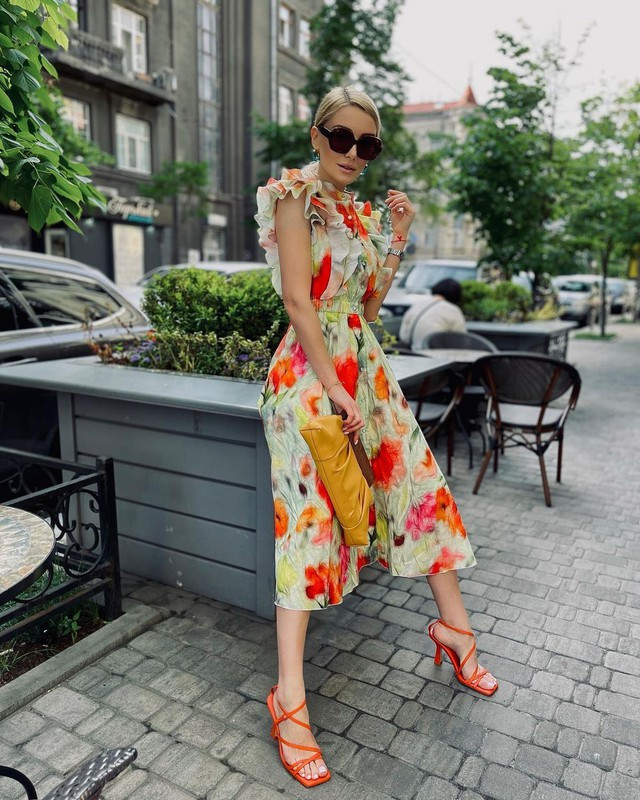 Hãy hoàn thiện tủ quần áo mùa hè của bạn với một chiếc váy hoa diềm bèo xếp nếp cầu kì và mix với sandal cao gót sáng màu. Điểm nổi bật của set trang phục này là sự tươi sáng lộng lẫy, rất hợp với không khí sôi động của mùa hè Hãy hoàn thiện tủ quần áo mùa hè của bạn với một chiếc váy hoa diềm bèo xếp nếp cầu kì và mix với sandal cao gót sáng màu. Điểm nổi bật của set trang phục này là sự tươi sáng lộng lẫy, rất hợp với không khí sôi động của mùa hè