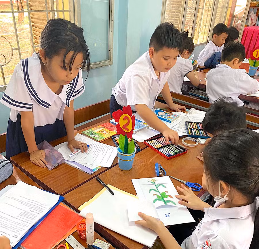 Học sinh lớp 3 1, Trường Tiểu học Lê Quý Đôn (phường Ia Kring, TP. Pleiku) cùng thiết kế sản phẩm sổ lật về cây trong tiết học STEM môn Tự nhiên và Xã hội. Ảnh: Mộc Trà