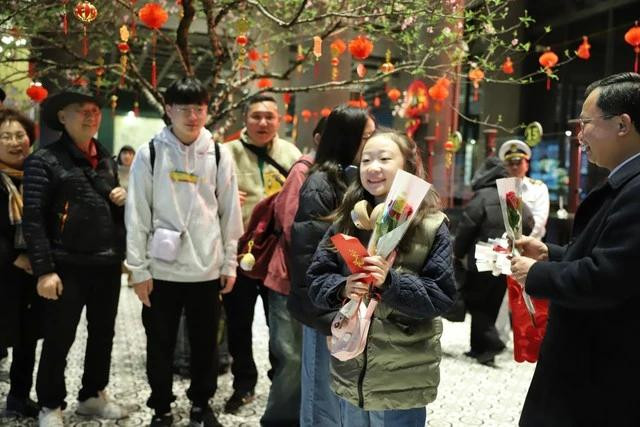 Khách du lịch Hàn Quốc thích thú nhận những bông hoa hồng tươi thắm và lì xì may mắn khi xông đất tham quan vịnh Hạ Long. ẢNH: LÃ NGHĨA HIẾU Khách du lịch Hàn Quốc thích thú nhận những bông hoa hồng tươi thắm và lì xì may mắn khi xông đất tham quan vịnh Hạ Long. ẢNH: LÃ NGHĨA HIẾU