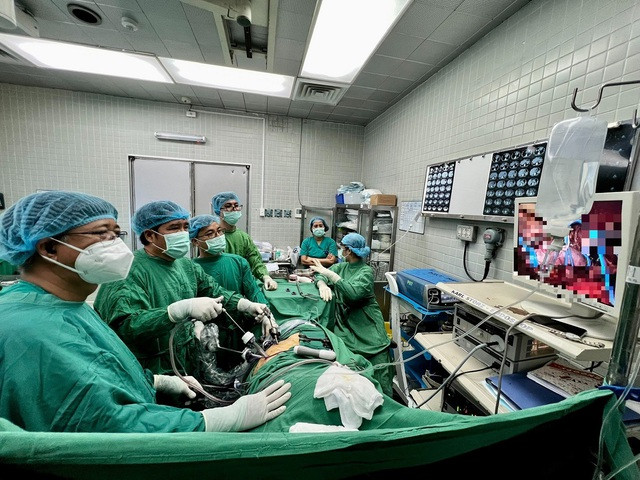 Ê kíp trong quá trình thực hiện phẫu thuật nội soi cho bệnh nhân. Ảnh: N.H Ê kíp trong quá trình thực hiện phẫu thuật nội soi cho bệnh nhân. Ảnh: N.H