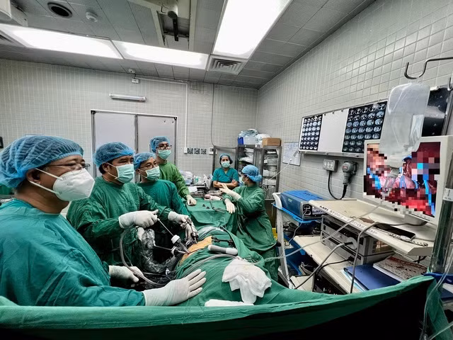 Ê kíp trong quá trình thực hiện phẫu thuật nội soi cho bệnh nhân. Ảnh: N.H