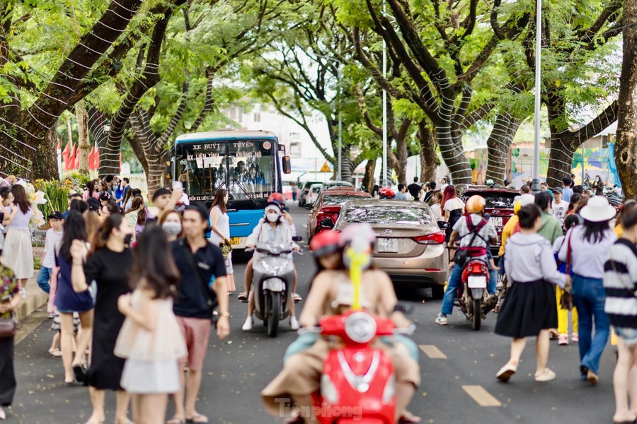 Trái ngược không khí ảm đạm do thời tiết mưa lớn kéo dài những ngày trước đó, sáng 3/9, người dân và du khách đổ xô đến những điểm tham quan, vui chơi ở TP Buôn Ma Thuột (Đắk Lắk).