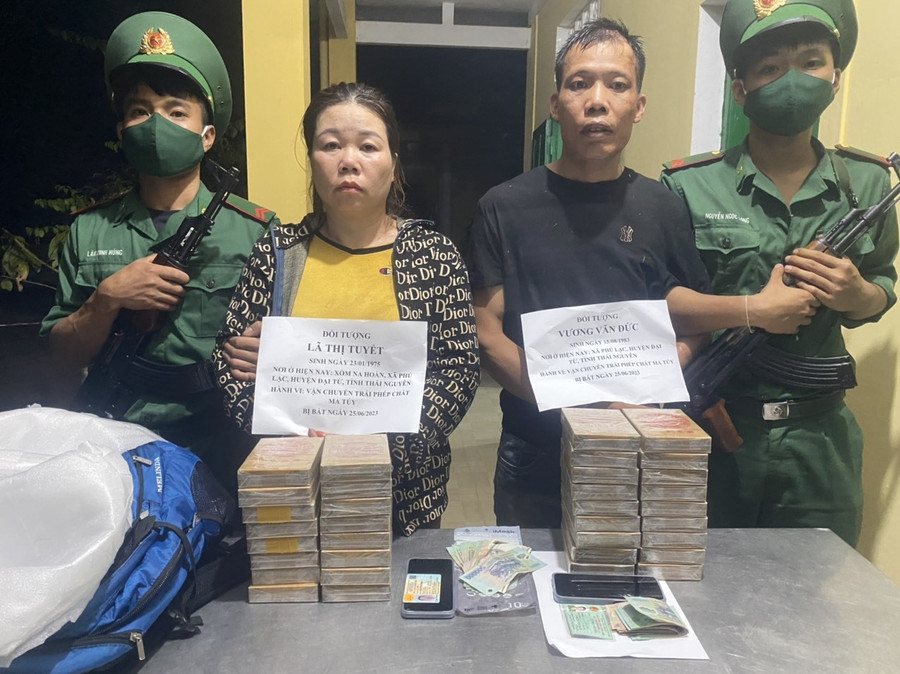 2 đối tượng bị bắt giữ cùng số lượng tang vật. Ảnh Thanh Tuấn