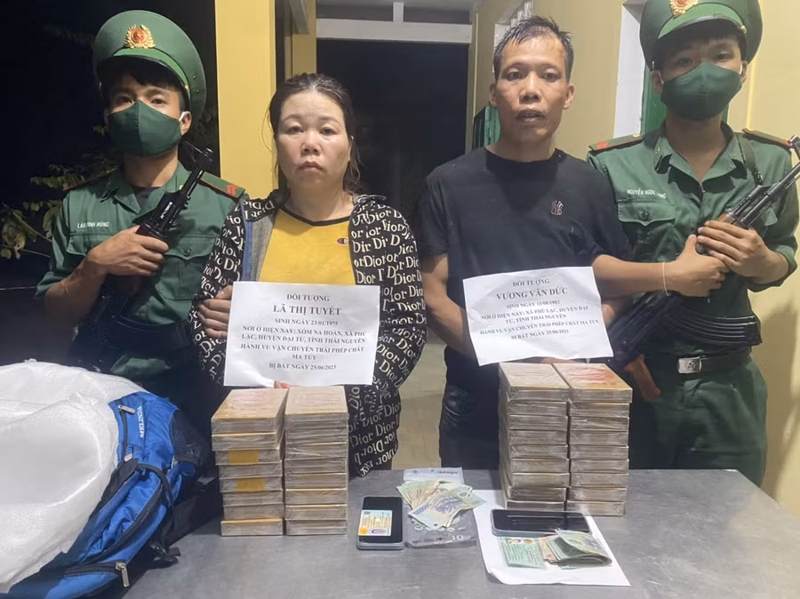 2 đối tượng bị bắt giữ cùng số lượng tang vật. Ảnh Thanh Tuấn