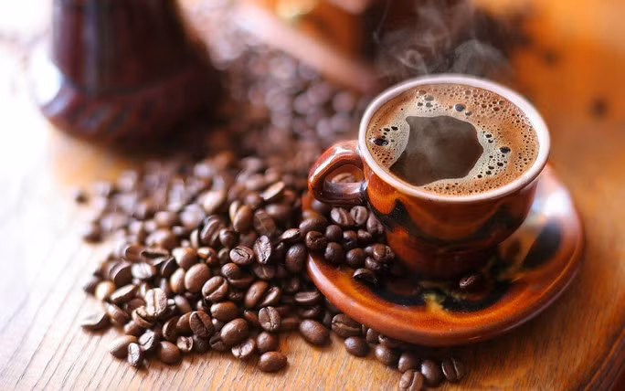 Thói quen uống cà phê hoặc những món giàu caffeine khác có thể tác động rất tốt tới chất lượng giấc ngủ - Ảnh minh họa từ internet
