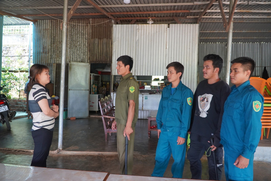 Anh Nguyễn Văn Hiệu (thứ hai từ trái sang), công an viên phụ trách buôn Ea Kring, xã Ea Sin (huyện Krông Búk) vận động người dân tham gia phong trào Toàn dân bảo vệ an ninh Tổ quốc.