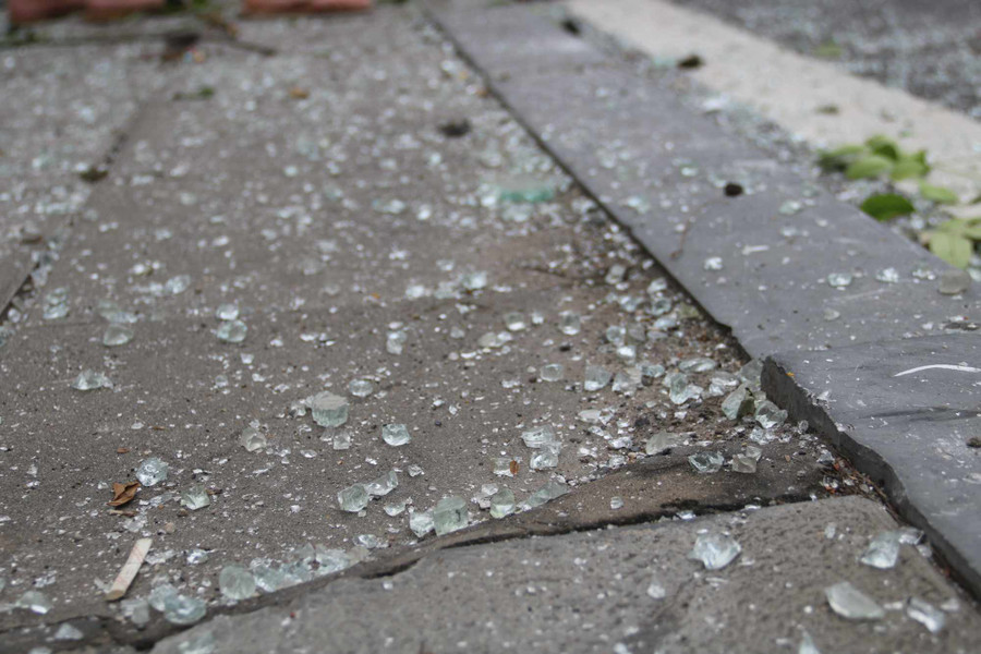 Mảnh kính vỡ văng xa ra đường và vỉa hè. Ảnh: Khánh Linh. Mảnh kính vỡ văng xa ra đường và vỉa hè. Ảnh: Khánh Linh.