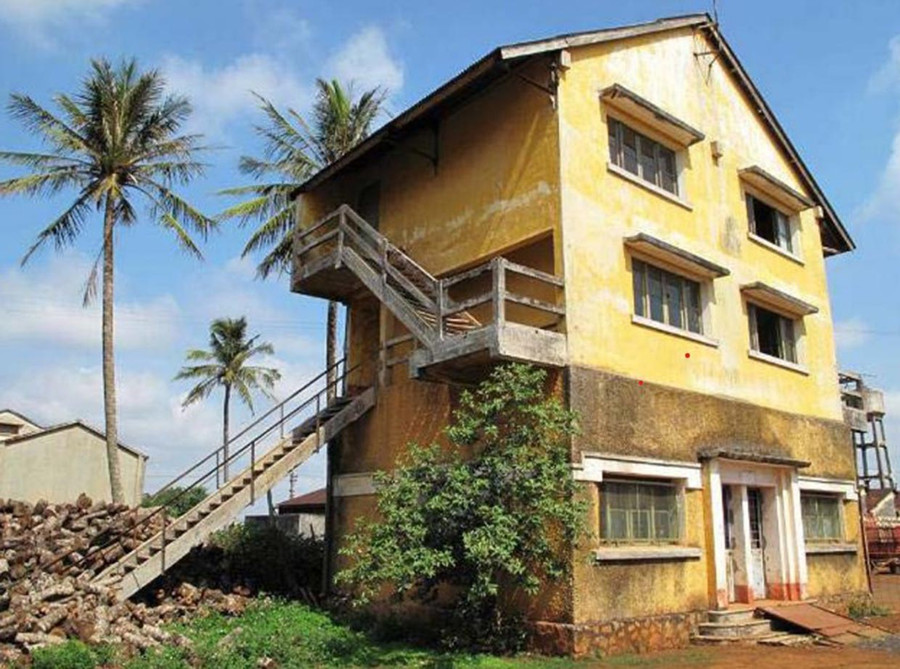 Nhà điều hành khu chế biến trà được xây dựng từ thời Pháp thuộc. Ảnh: Nguyễn Quang Hiền (chụp năm 2011). Nhà điều hành khu chế biến trà được xây dựng từ thời Pháp thuộc. Ảnh: Nguyễn Quang Hiền (chụp năm 2011).