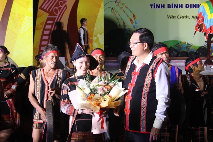 Bí thư Tỉnh ủy Bình Định trao hoa cho các nghệ nhân, diễn viên tiêu biểu dân tộc miền núi tại ngày hội. Ảnh: TH.PHÚC Bí thư Tỉnh ủy Bình Định trao hoa cho các nghệ nhân, diễn viên tiêu biểu dân tộc miền núi tại ngày hội. Ảnh: TH.PHÚC