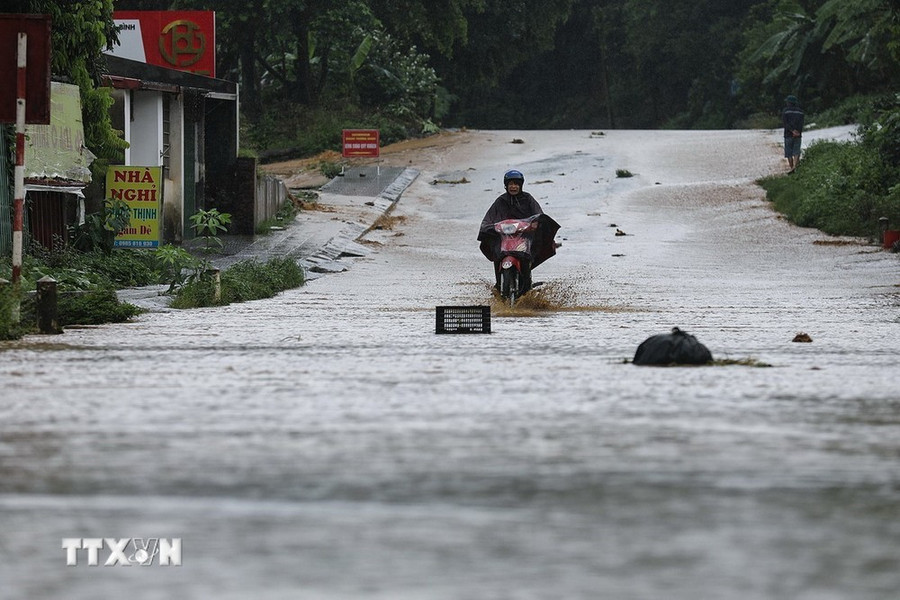 Mưa lớn gây ngập đường xóm Dè phường Tân Thịnh, thành phố Hòa Bình. (Ảnh: Trọng Đạt/TTXVN)