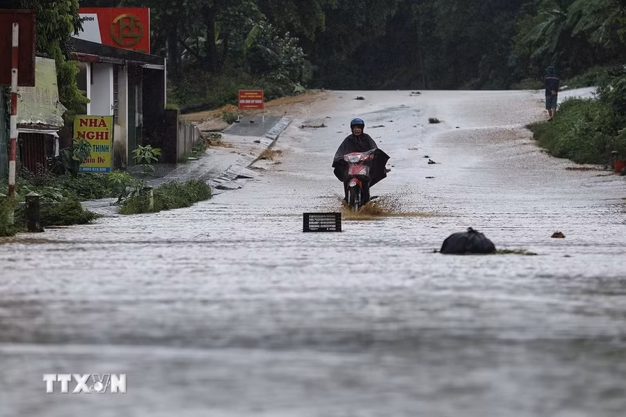 Mưa lớn gây ngập đường xóm Dè phường Tân Thịnh, thành phố Hòa Bình. (Ảnh: Trọng Đạt/TTXVN)