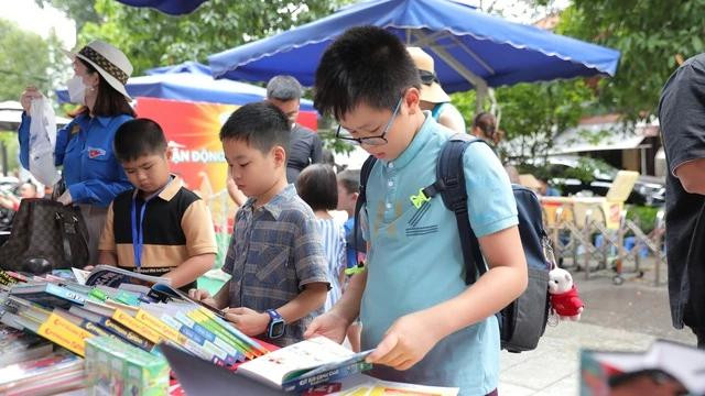 Trẻ chọn sách tại đường sách. ẢNH: TNO Trẻ chọn sách tại đường sách. ẢNH: TNO