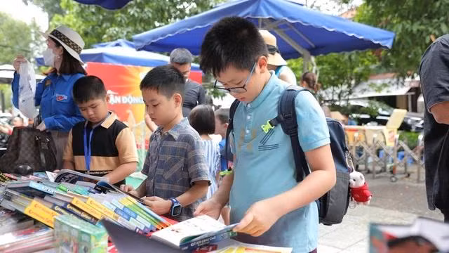 Trẻ chọn sách tại đường sách. ẢNH: TNO