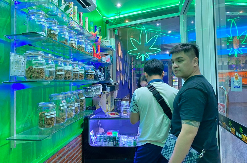 Các sản phẩm từ cần sa được bày bán trong một cửa hàng ở Bangkok. Các sản phẩm từ cần sa được bày bán trong một cửa hàng ở Bangkok.