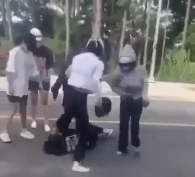 Khởi tố 4 người đánh hội đồng cô gái trong clip ở Đà Lạt - Ảnh 1. Clip ghi lại cảnh cô gái bị đánh hội đồng. CẮT TỪ CLIP