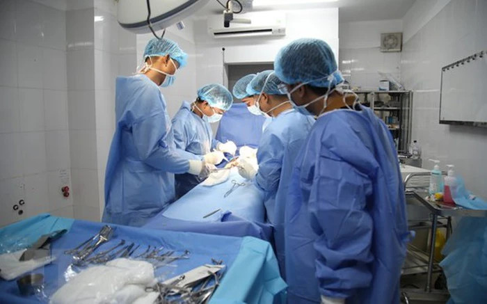 Quân y đảo Trường Sa phẫu thuật cấp cứu ngư dân viêm ruột thừa cấp. Ảnh: TTXVN