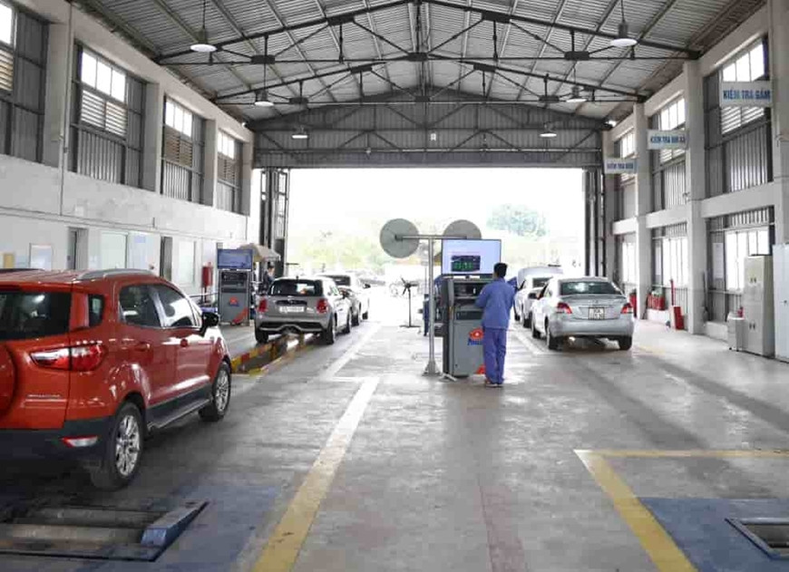 Kiểm định phương tiện cơ giới tại trung tâm đăng kiểm ở Hà Nội. Ảnh: qdnd.vn Kiểm định phương tiện cơ giới tại trung tâm đăng kiểm ở Hà Nội. Ảnh: qdnd.vn